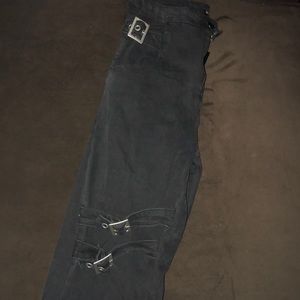 Black motto , skinny jeans .